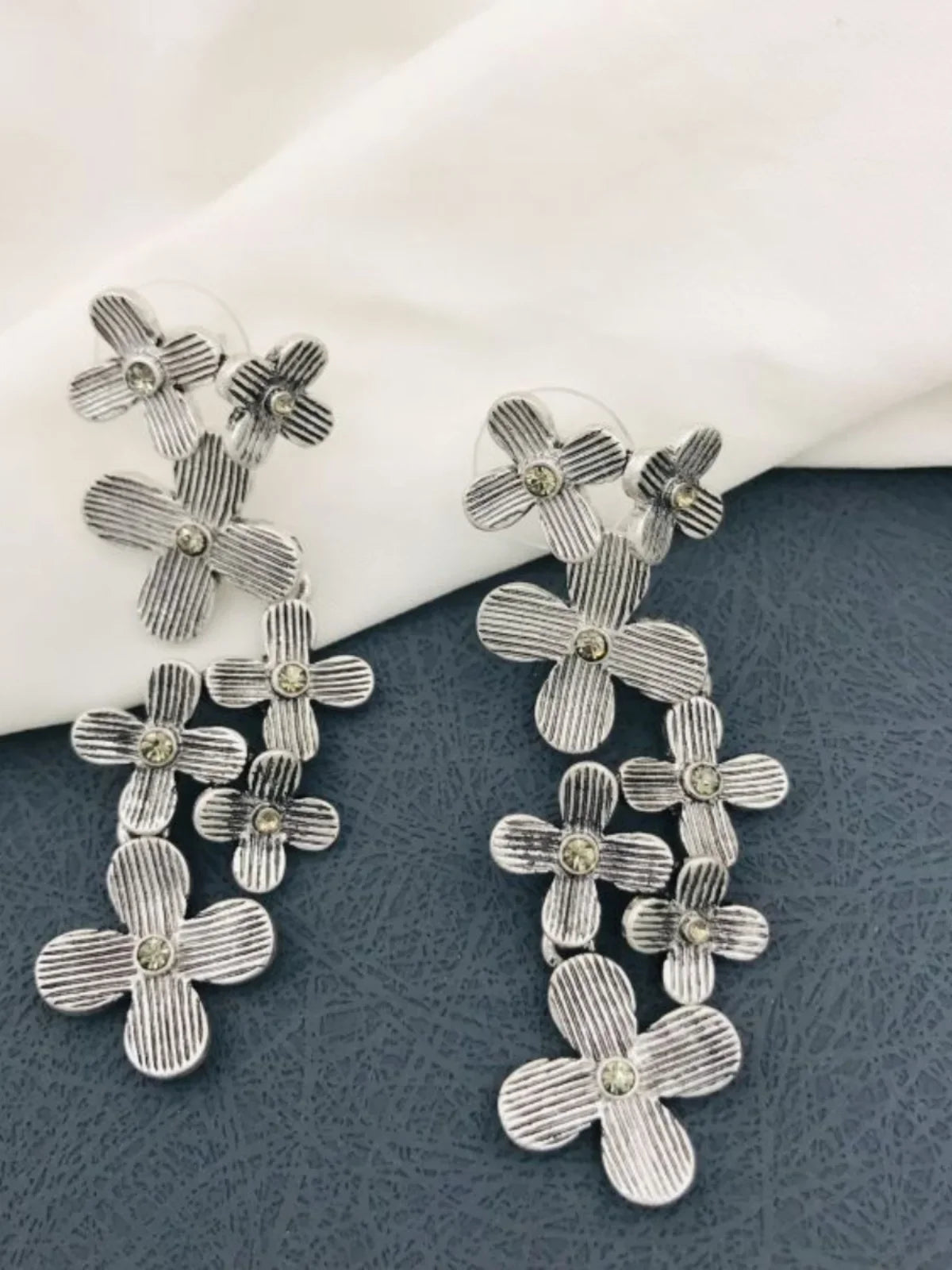 European and American Fashion Trends 2024r Fashion Trends Famous Designers Same Metal Flower S9025 Silver Needle Earrings
